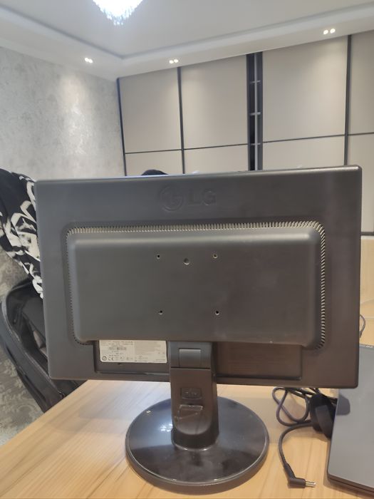 19 дюемовый монитор