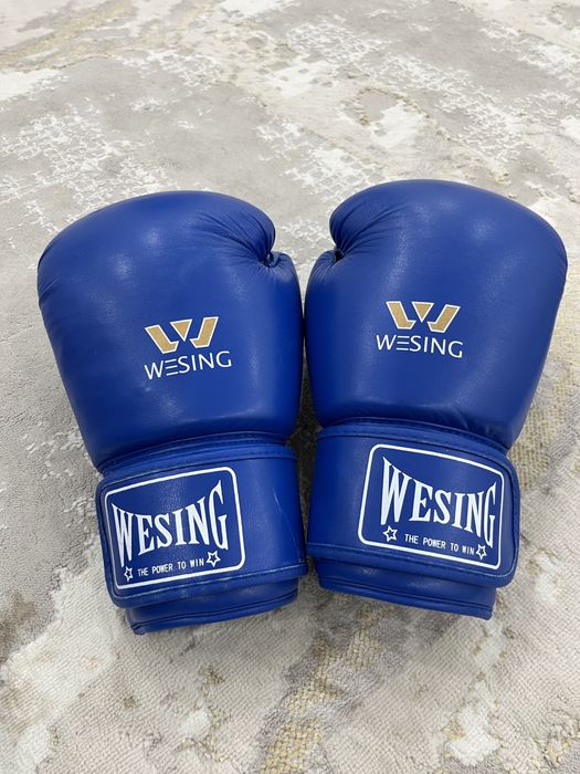 Продам боксерские перчатки,шлемы Wesing новые,боксерка,формы