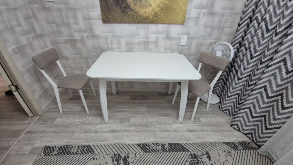 Стол и 2 стула .