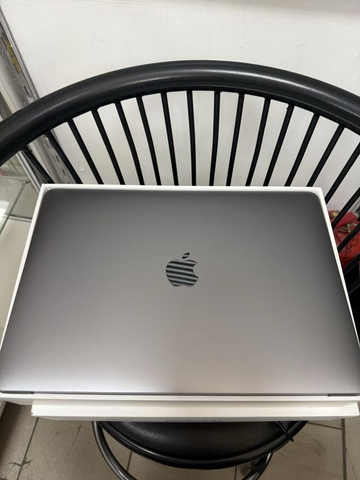 Macbook air 13-inch M1 chip 256 g