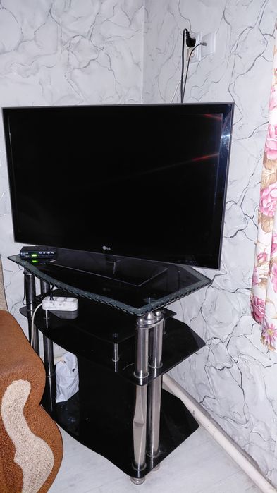 LG телевизор с подставкой