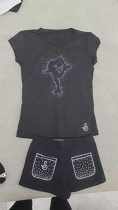 Продается спортивный костюм для фигурного катания