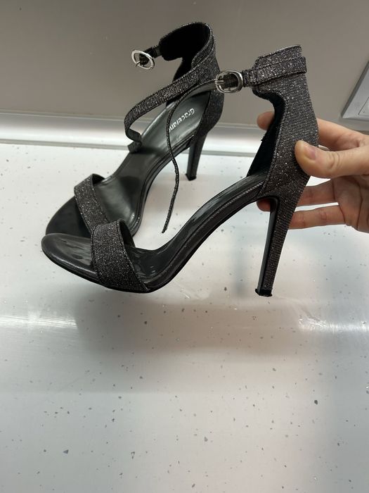 Елегантни обувки на ток