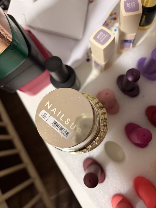 Geluri nailsup nesigilate
