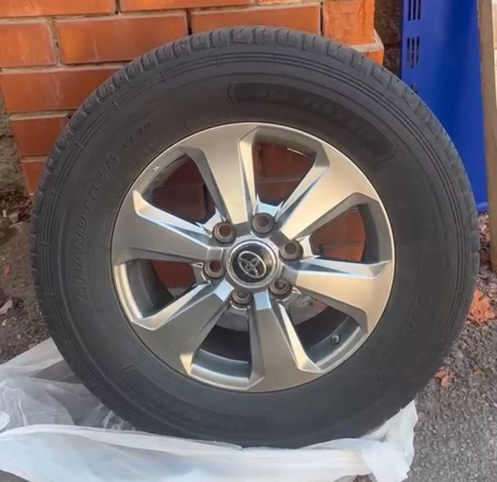 Оригинальные колеса R18 Toyota Land Cruiser 300 в сборе
