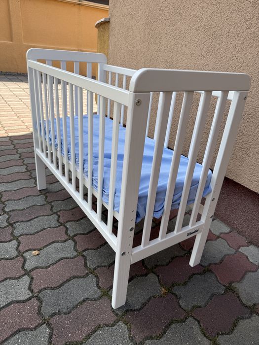 Patut Bebe din lemn masiv Woodies 90x40 , laterale reglabile, cu saltea cocos si cearsaf impermeabil