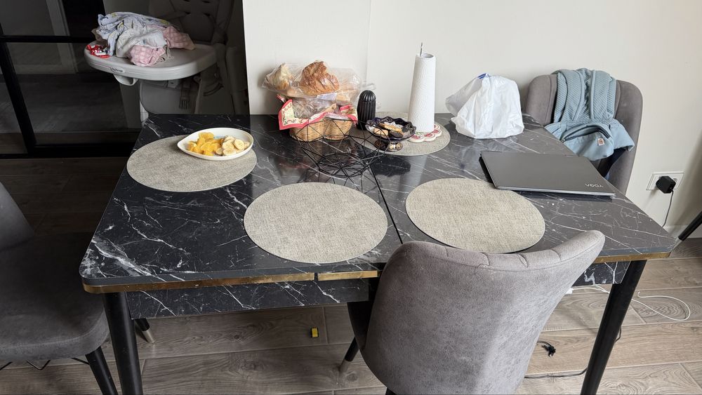 поодам стол со стульями