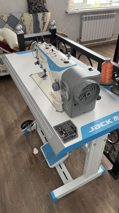 Продам швейную машинку