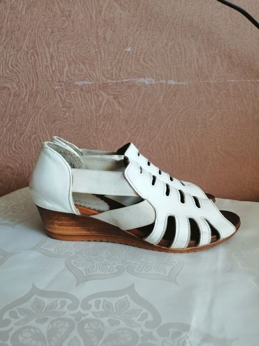 Босоножки белого цвеиа