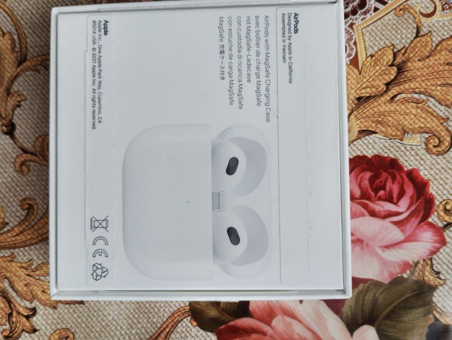 Безжични слушалки от марката Apple, модел Airpods.