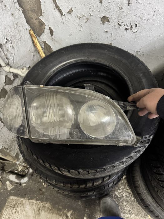 Фара левая Тайота Авенсис  1 поколение