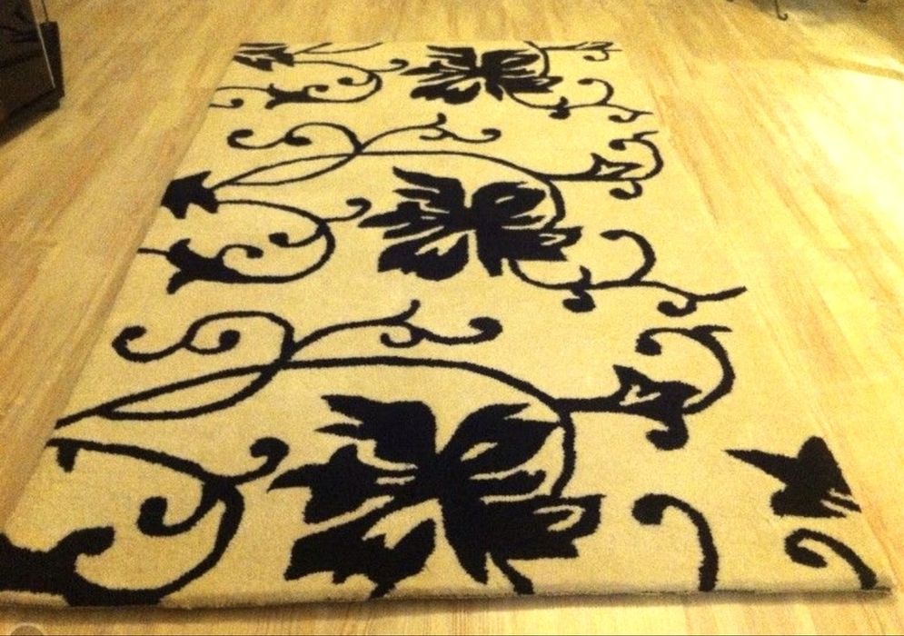 Чисто нов килим с флорални мотиви