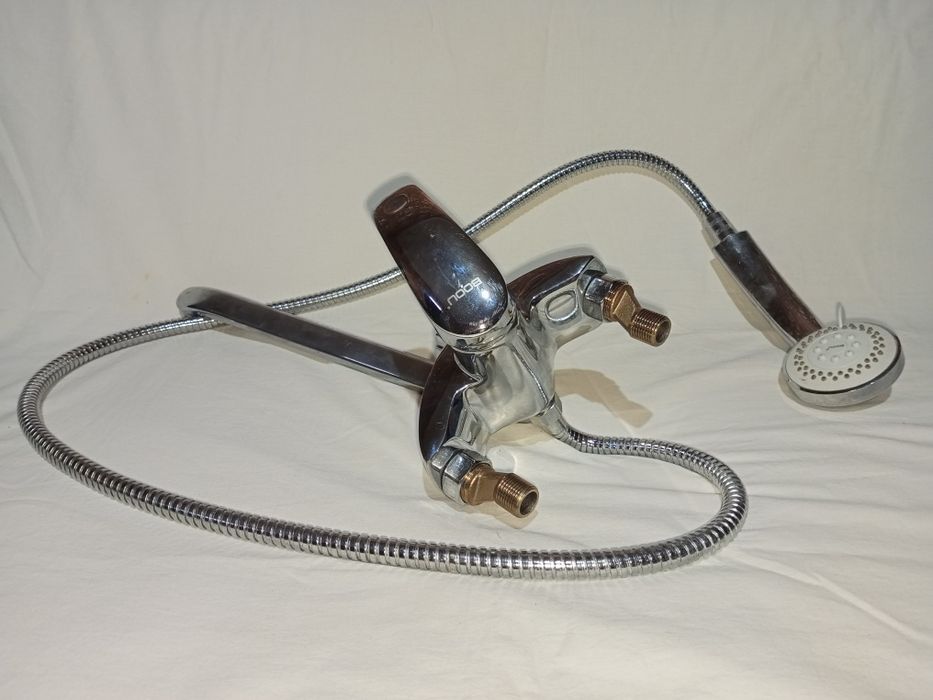 В отличном состоянии Смеситель для ванны.