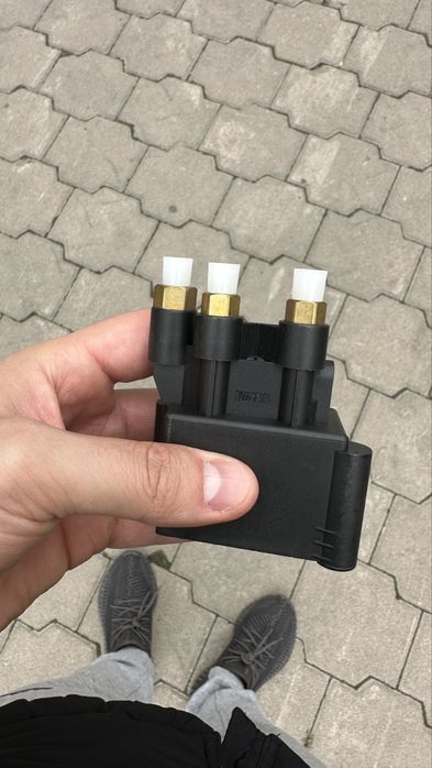 Блок клапанов пневмоподвески R, E