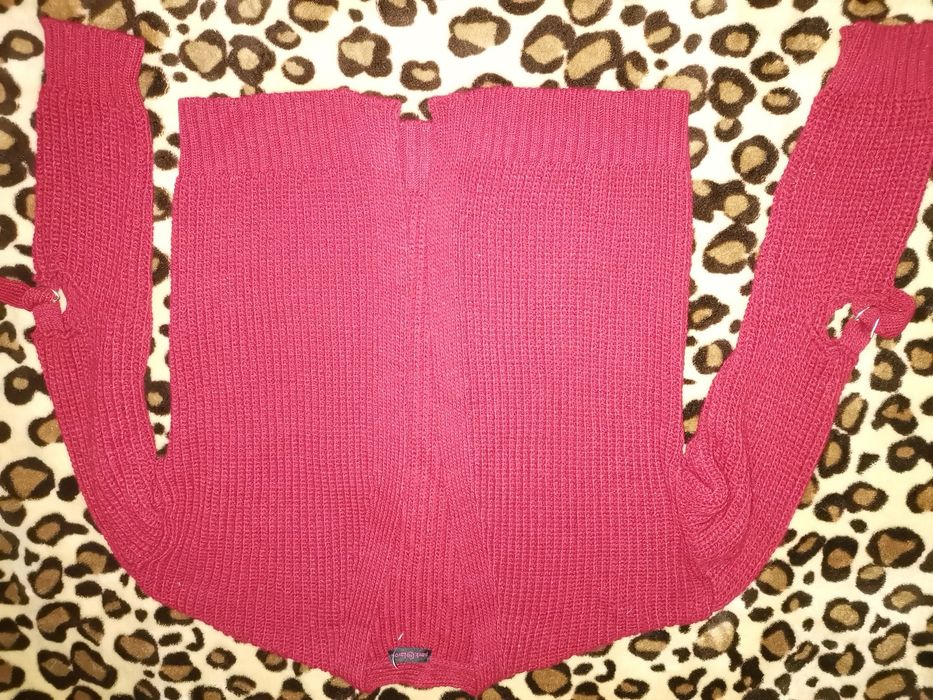 Cardigan nou fără eticheta, de culoare caramizie