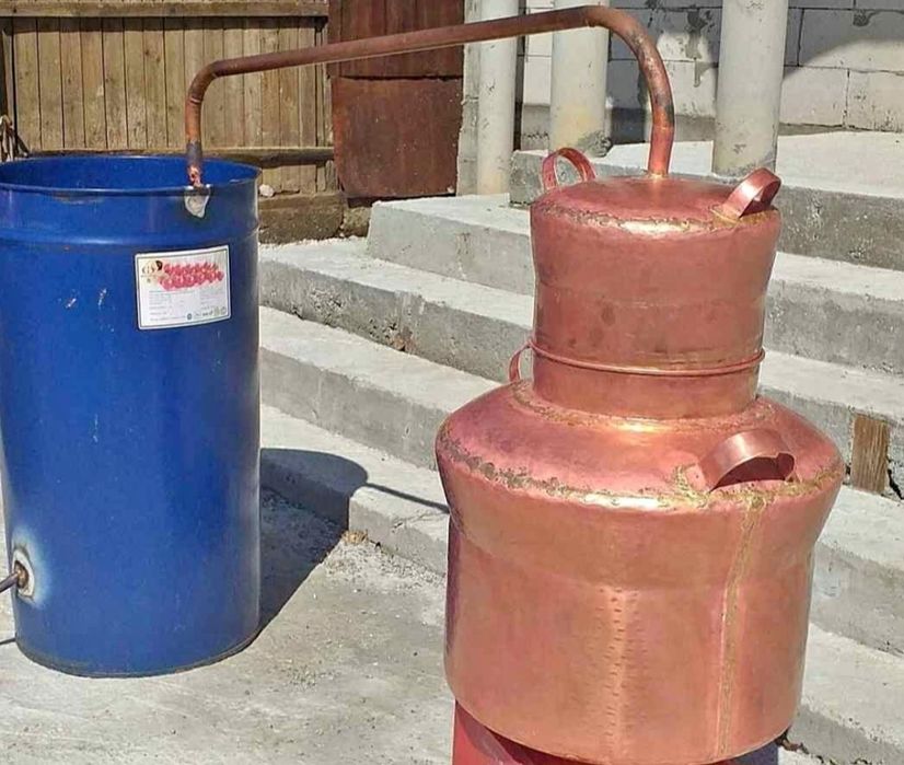 Vand cazan de tuica din cupru alimentar are 100l cu fundu de 3mm pereți de 2mm capacul de 1,5mm pentru mai multe detali la tel