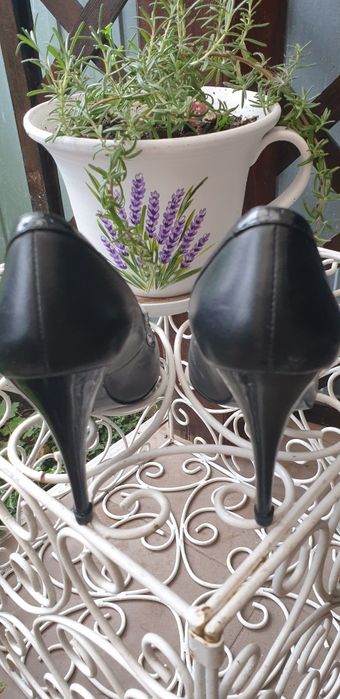 Vand pantofi piele negrii cu model