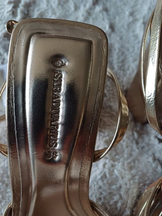 Сандали златисти на ток и платформа