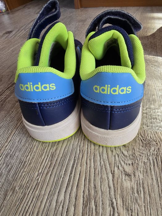 Детски спортни обувки adidas Grand Court 2.0 в тъмносиньо с ярко зелени детайли и велкро закопчаване