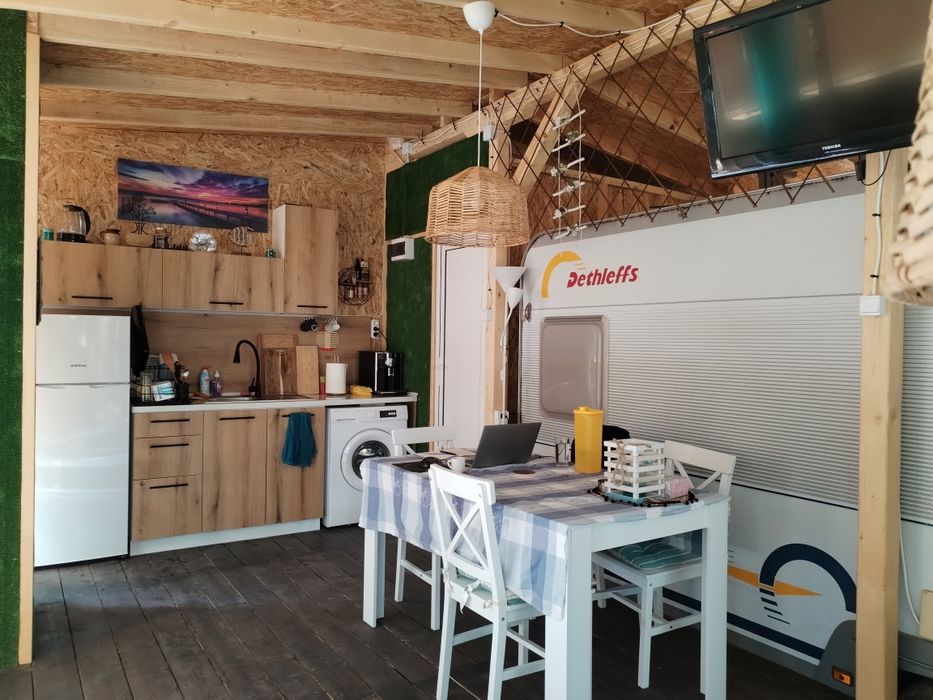 Продава Карава с навес