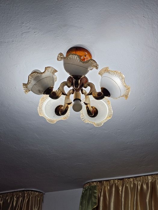 Продам      люстры