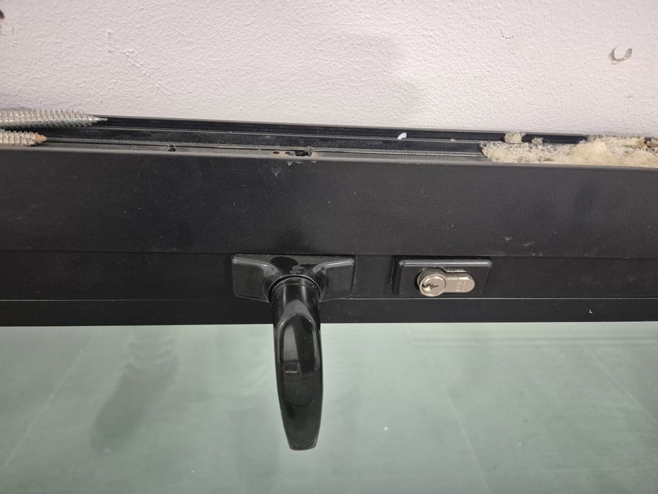 Алуминиева врата с каса троен стъклопакет