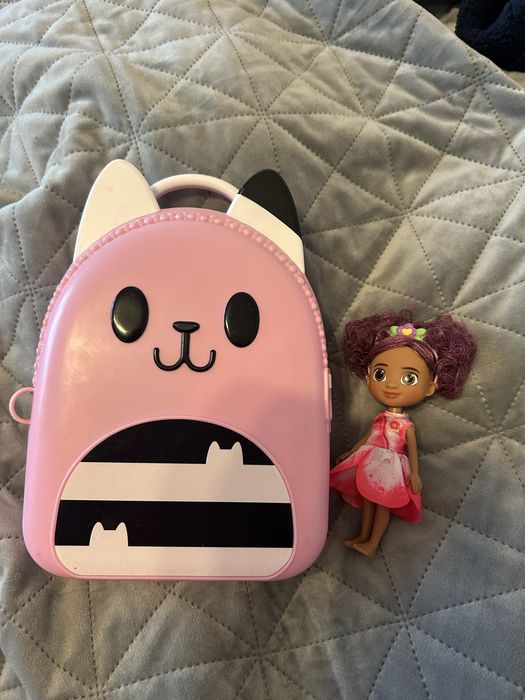 Vindem jucarii Gabby Doolhouse -set tava de service cu briose si ceai, set de 5 figurine si rucsac cu pasaport si telefon incluse in stare excelenta