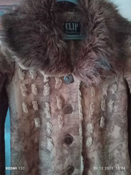 Продавам елегантно дълго зимно палто от еко кожа – отлично състояние!