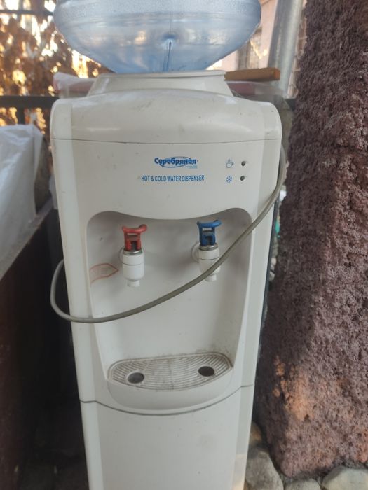 Кулер для питьевой воды.