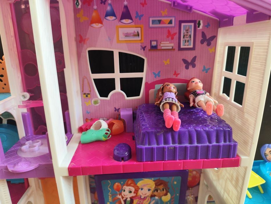 Къща за кукли с пет кукли