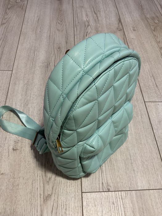 Раница с метална златиста дръжка