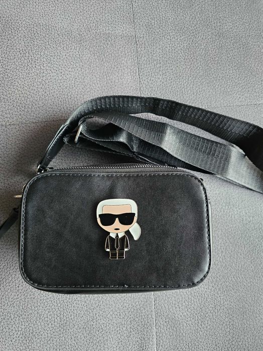 Чанта в черен цвят с регулируема дръжка