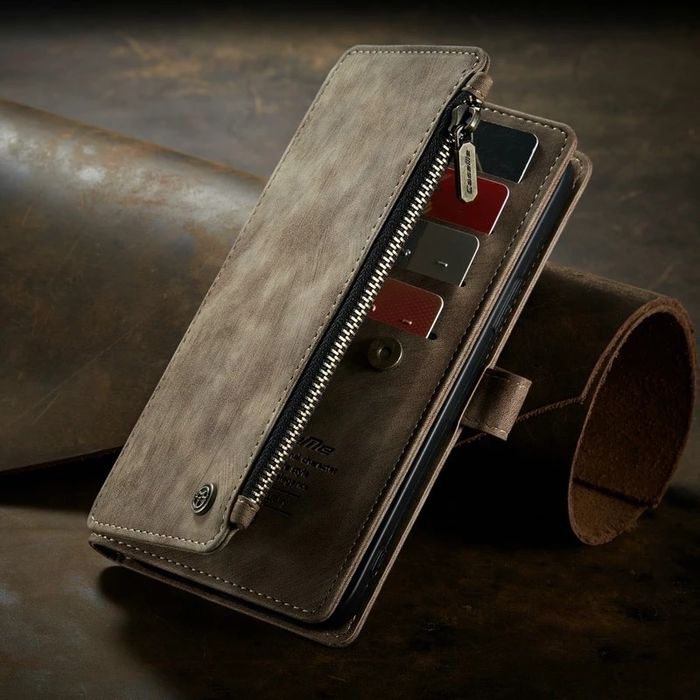 Кожаный чехол на iPhone 12.