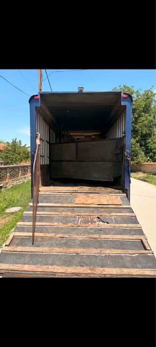Фургон с падаща рампа