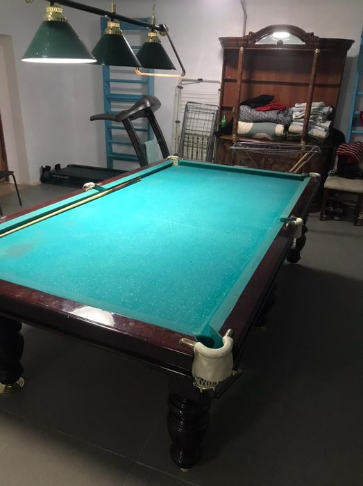 Бильярдный стол для игры в бильярд