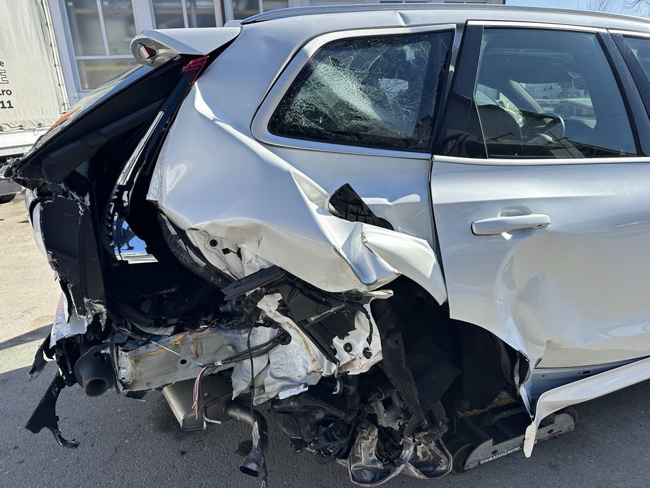 Volvo XC60 2.0d biturbo 235cp automat fab 2018 R-desing Euro6. 4x4 Avariat/lovit.