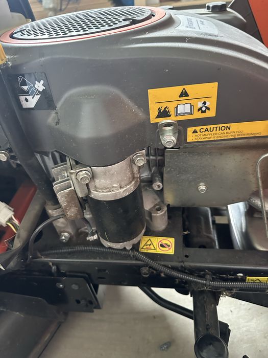 Tractoras tuns gazon Husqvarna TS 138 - Doar 68 ore (An 2022) - Stare impecabilă