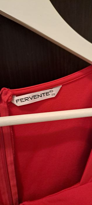 Rochie roșie cu pene