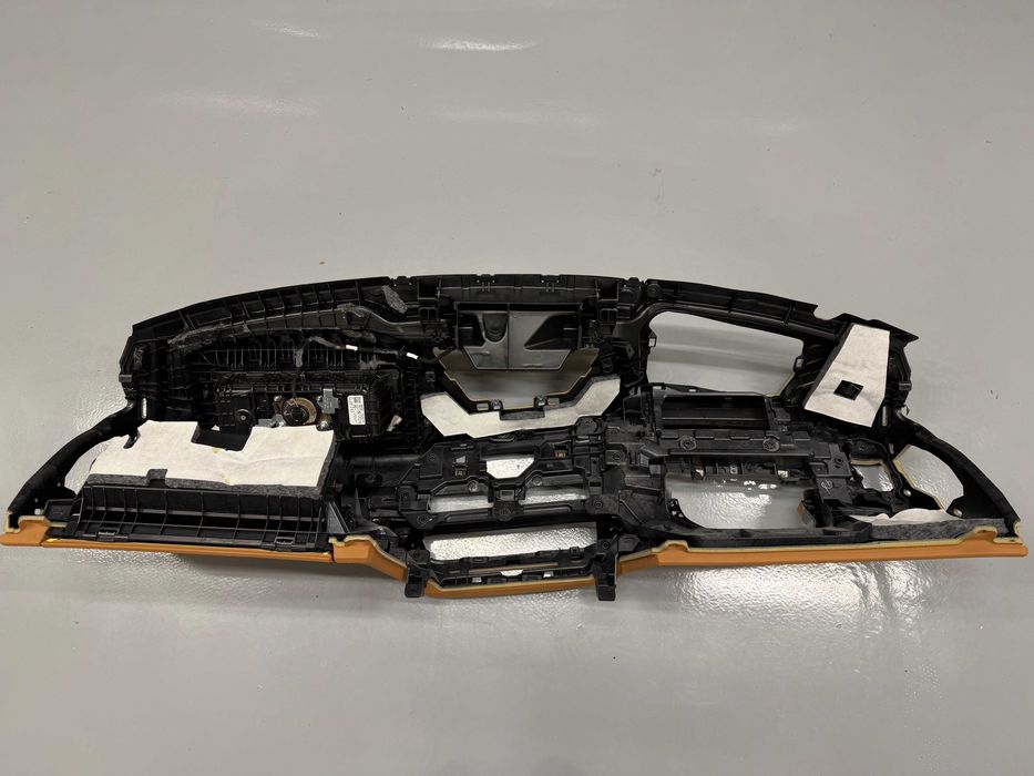 BMW G20 арматурно табло цвят cognac с airbag модул