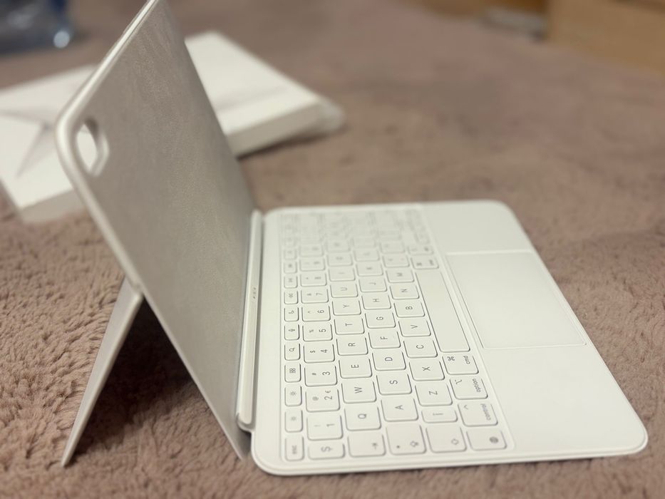 Magic Keyboard Folio pentru iPad 10 (generația 10) de la Apple.