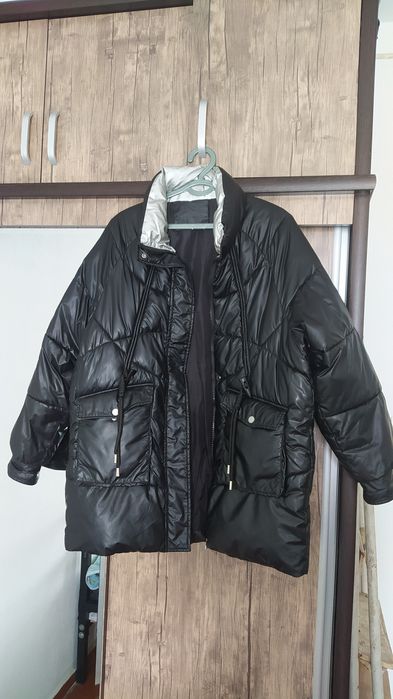 Продаются женские куртки.