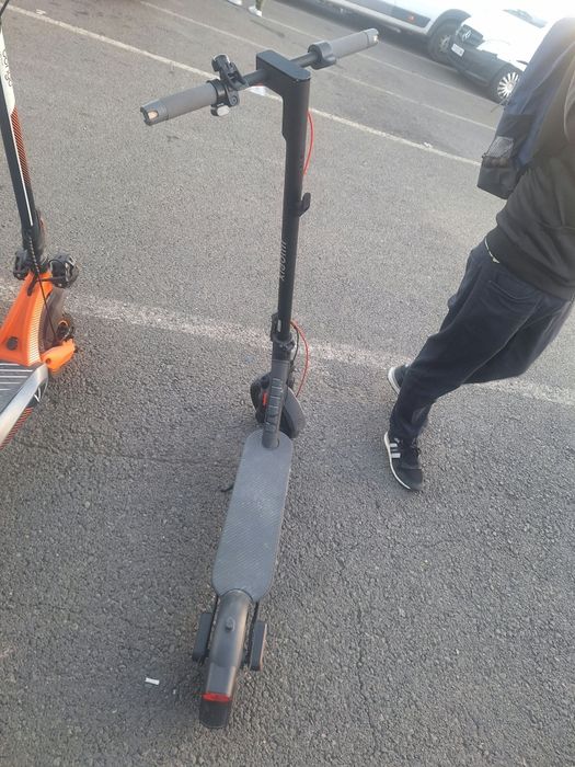 Vind 3 trotinete electrce stare perfecta de functionare cu incarcator