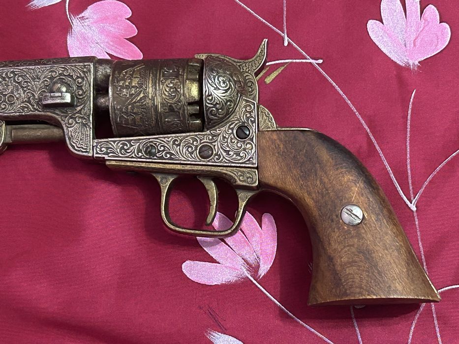 Revolver decorativ tip Colt Navy 1851 – piesă de colecție