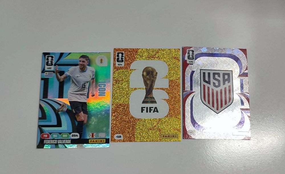 Чисто нови карти на Panini на футболиста Federico Valverde и логото на отбора USA и трофея на световното