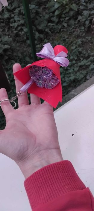 Brelocuri facute din satin facute din manuta mea fac si buchete