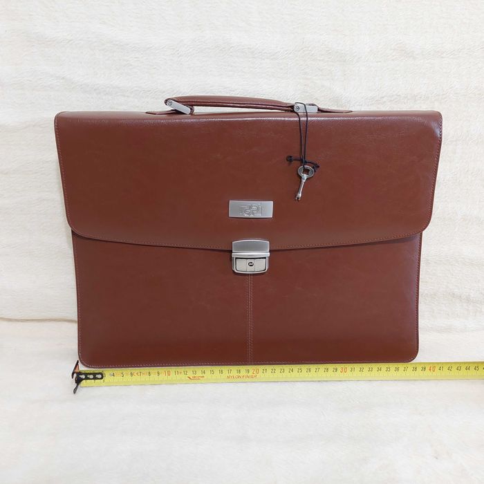 Geantă A4 din piele cu cheie NOUĂ