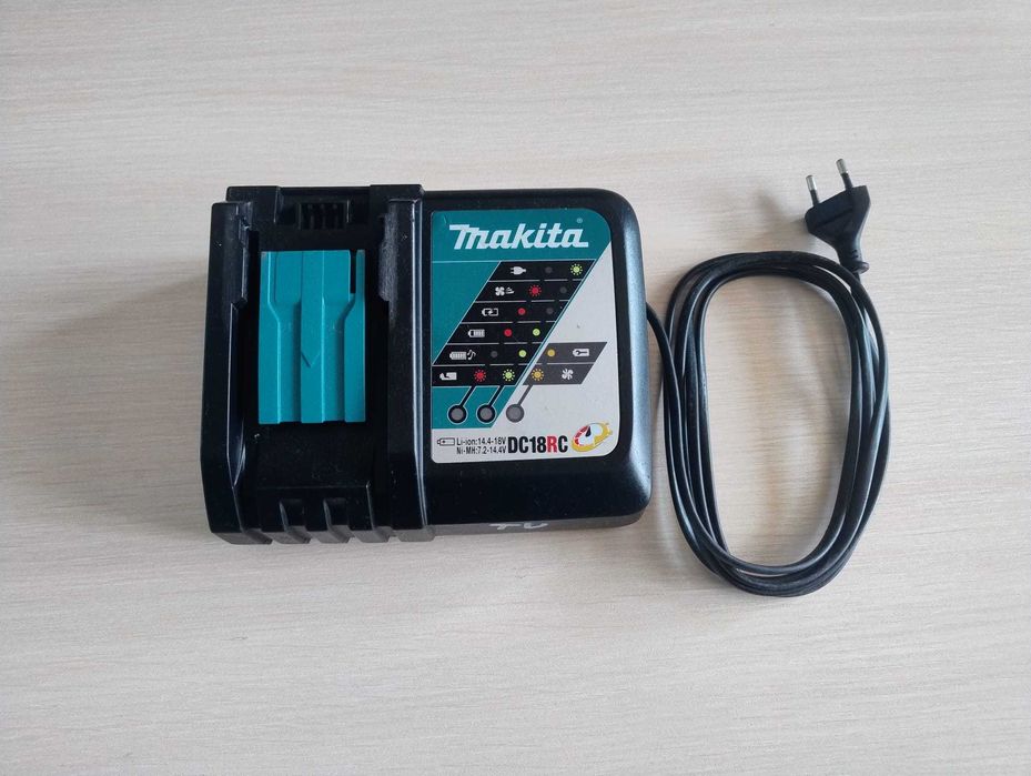 Incarcator baterii MAKITA DC18RC plus o baterie Makita 5A