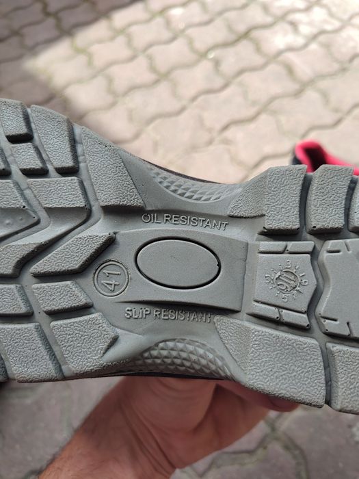 Vând bocanci noi în cutie