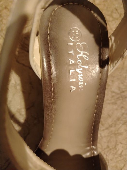 Романтични кожени сандали с цвете и висока платформа
Очарователни бели