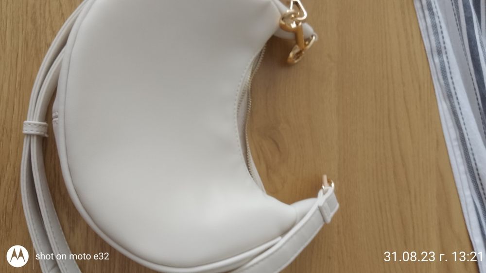 Бяла чанта тип лодка.